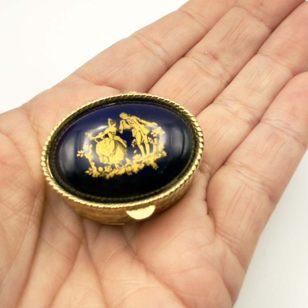 Trinket Pill Box Cobalt Blue Fragonard Courting Couple Gold Tone Oval Hinged - Picture 10 of 11